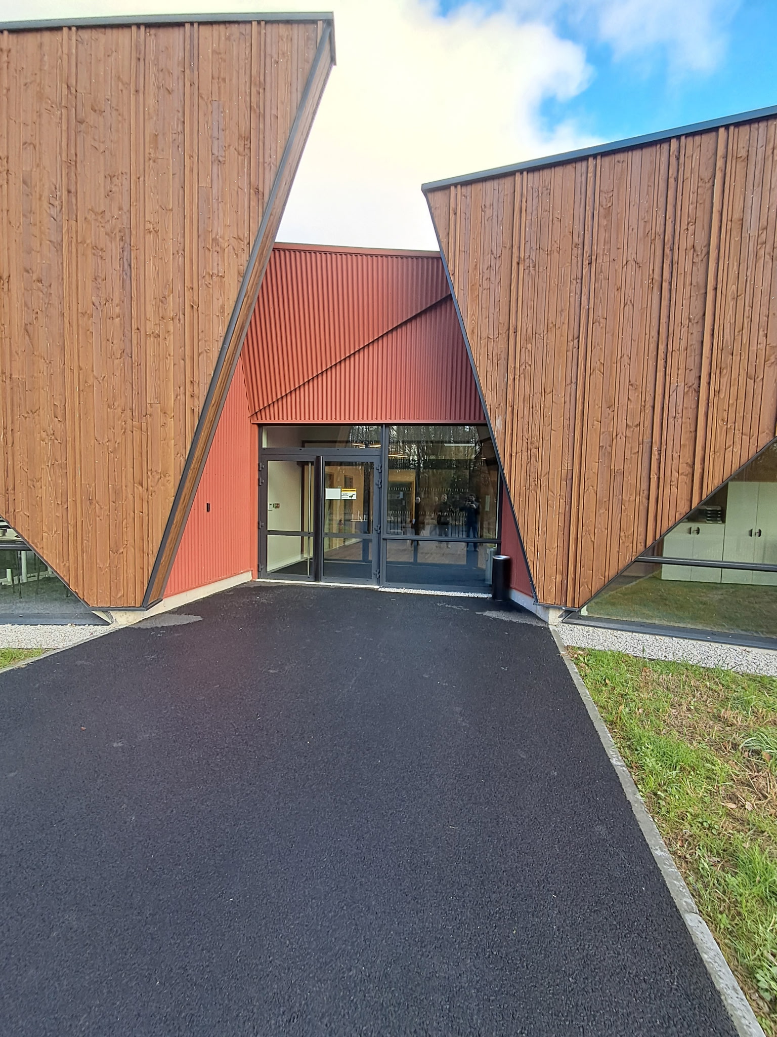 Entrée vitrée bâtiment